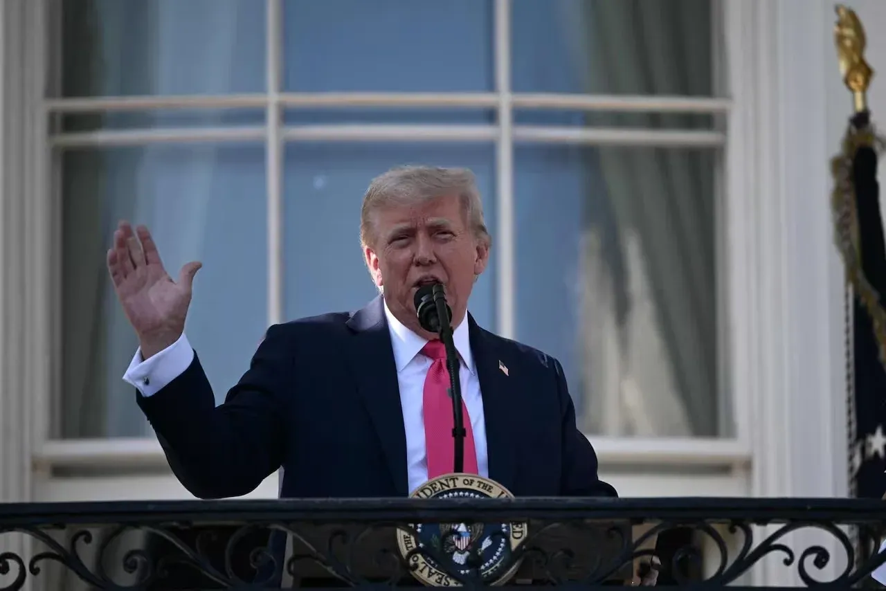 Trump traslada los retratos de Obama y de los Bush a una escalera oculta