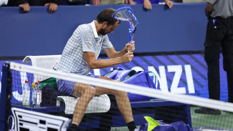 El ruso Daniil Medvedev rompe su raqueta tras perder su partido de primera ronda individual masculino contra el francés Benjamin Bonzi.