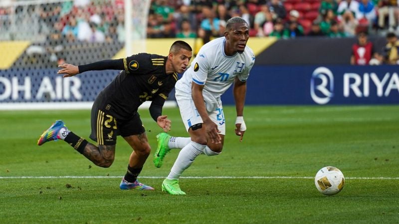 El volante de contención hondureño, Deiby Flores, deja la MLS para emigrar al fútbol de Arabia Saudita.