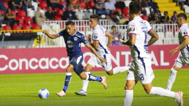 El motagüense, Denis Meléndez, ingresa al área del Cartaginés sin la oportunidad de abrir el marcador.