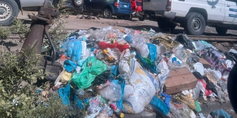 Cerca de la primera estación policial, hay un botadero de basura.