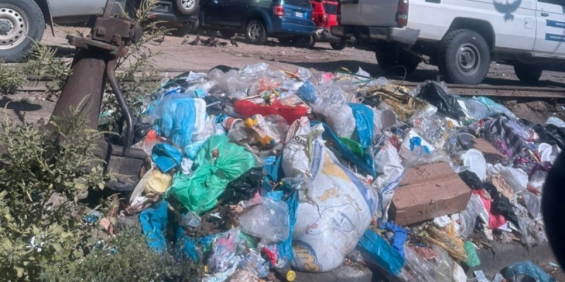 Cerca de la primera estación policial, hay un botadero de basura.