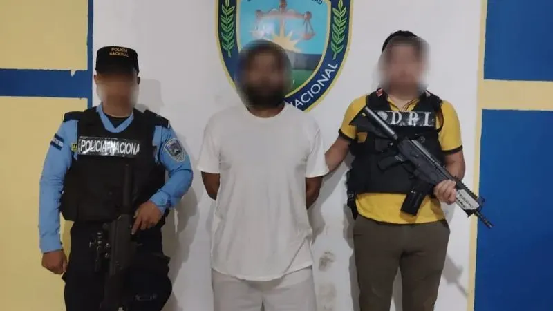 Arrestan hombre alerta roja El Poy