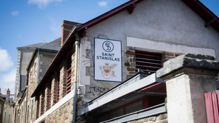 Sacerdotes abusaron sexualmente de estudiantes en colegio francés durante 40 años