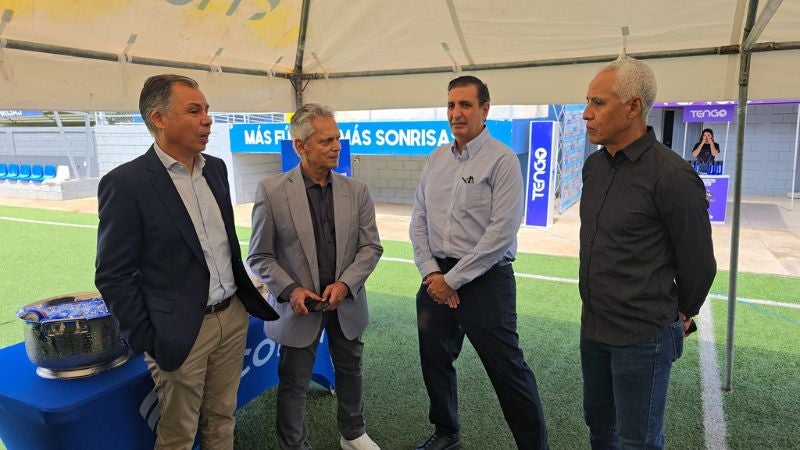 El seleccionador, Reinaldo Rueda, compartió con las autoridades de la FFH.