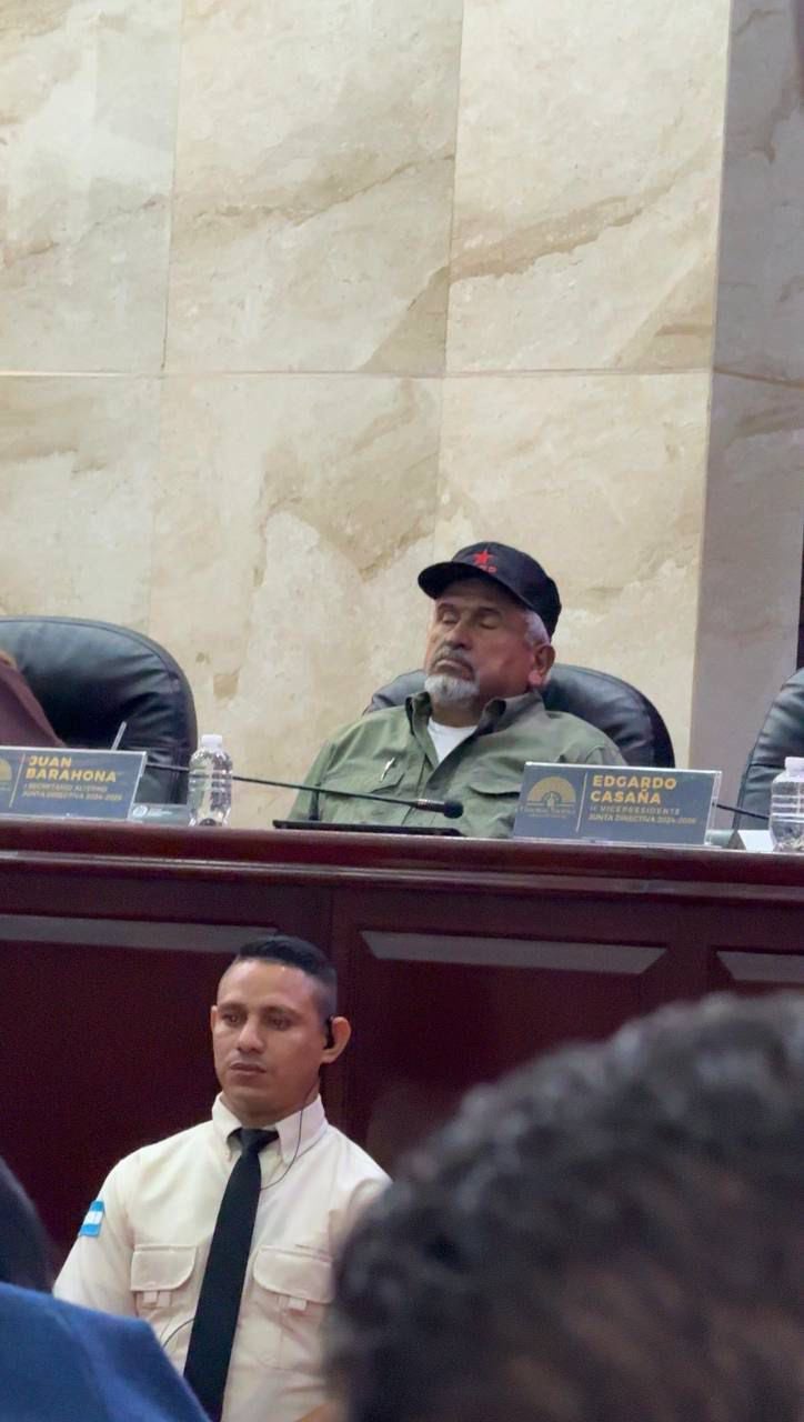 Juan Barahona dormir durante sesión del Congreso