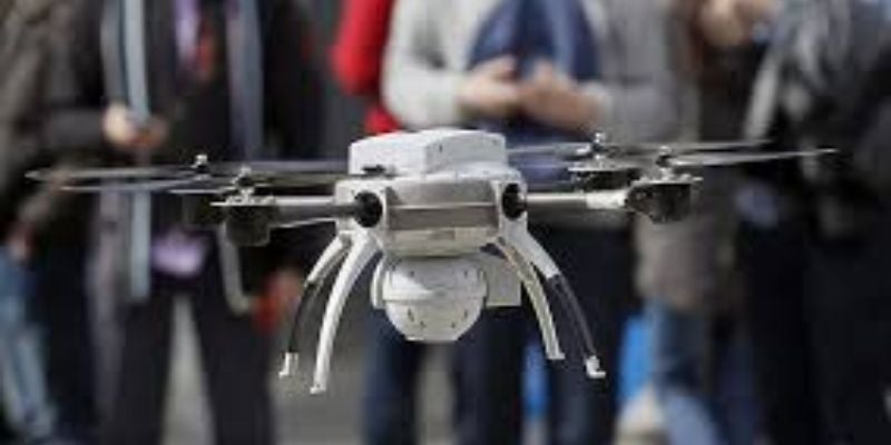 Los drones también transmiten video en vivo a la policía y pueden actuar como rociadores contra incendios.