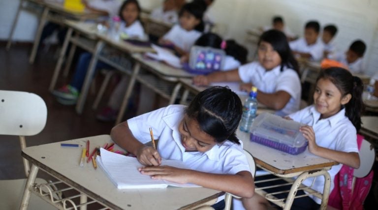 Militar ministra de Educación de El Salvador ordena “disciplina” en escuelas públicas