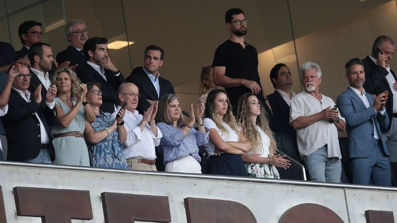 Los familiares de Diogo Jota y André Silva durante el homenaje del Liverpool hacia los futbolistas portugueses.