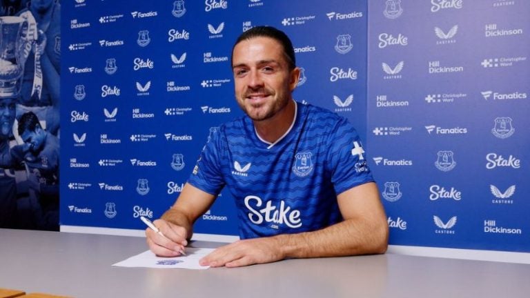 El Everton anunció la llegada del atacante inglés, Jack Grealish en calidad de préstamo.