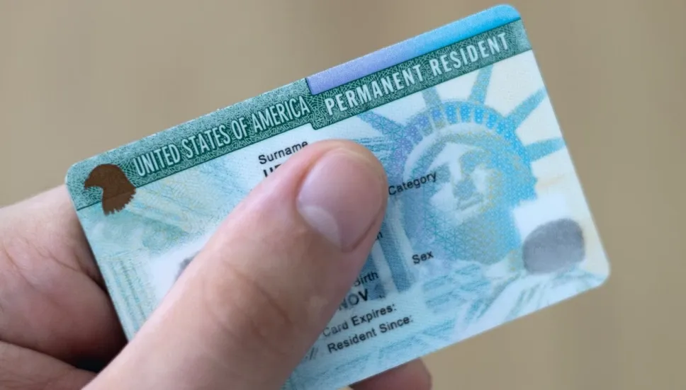 Tener una green card otorga el derecho a vivir y trabajar permanentemente en Estados Unidos.