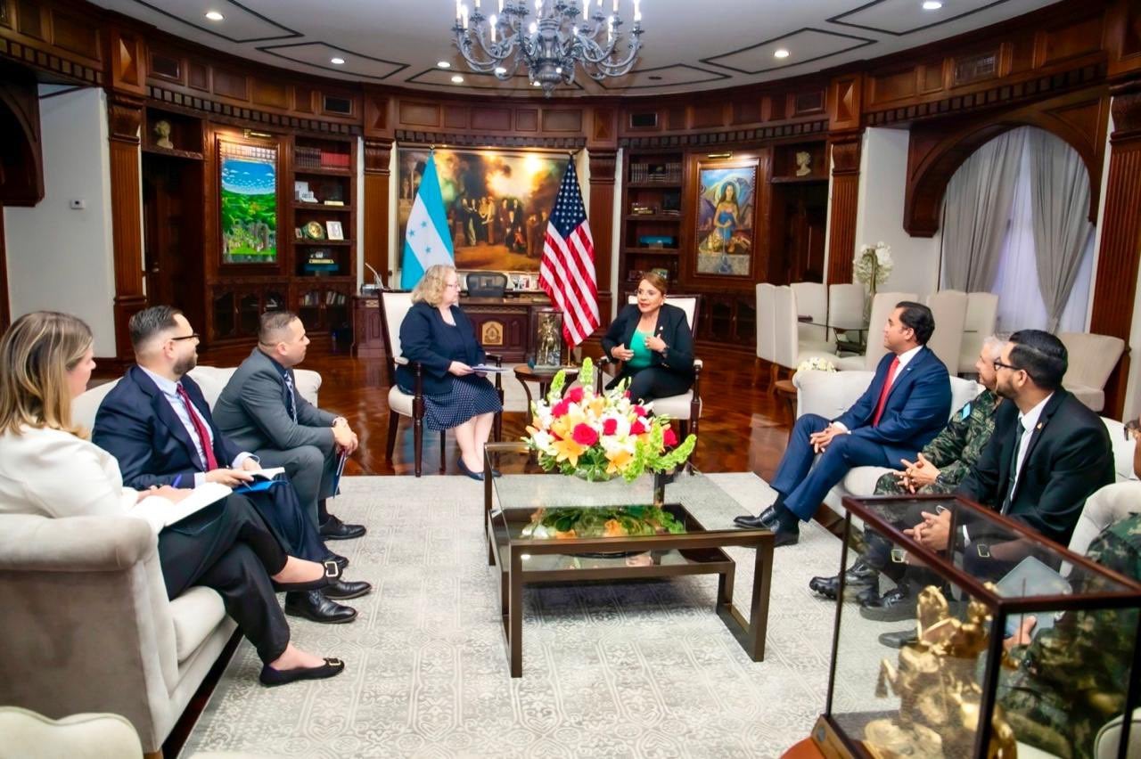 Presidenta Castro se reúne con Colleen Hoey 