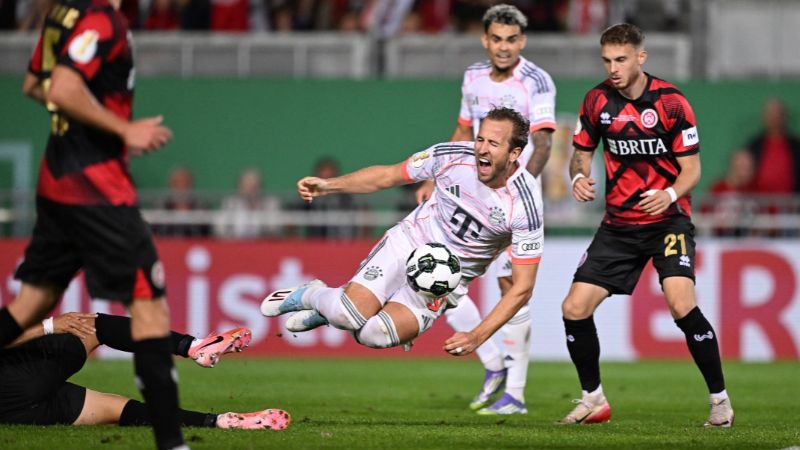 El delantero inglés del Bayern Múnich, Harry Kane, cae en el área y gana un penal.