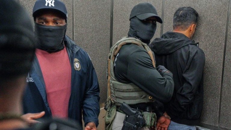 Jardinero hondureño demanda a ICE