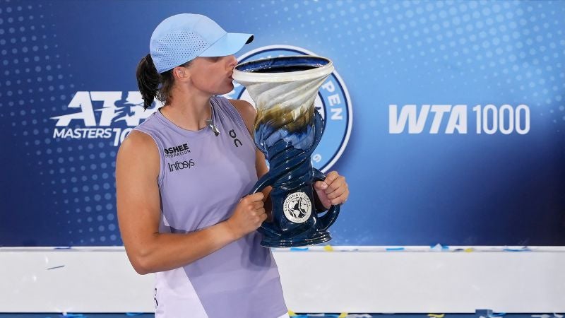 La polaca Iga Swiatek besa la Copa Rookwood tras derrotar a la italiana Jasmine Paolini por 7-5 y 6-4 en la final del Abierto de Cincinnati.