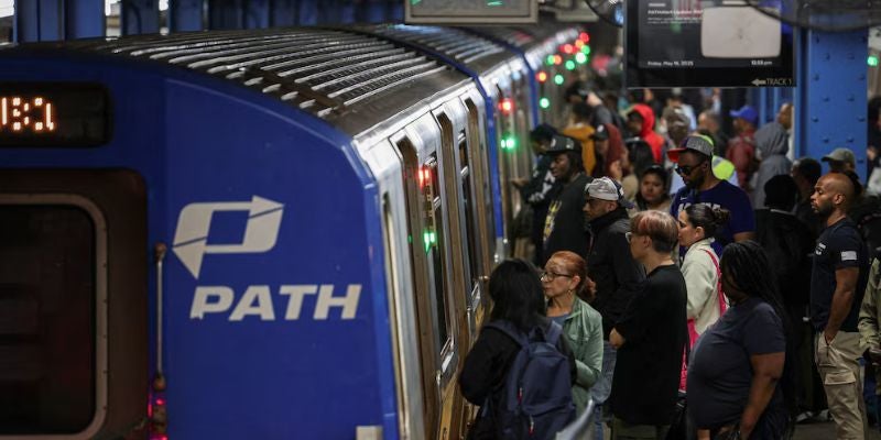 ¡Caos en hora pico! Incendio en tren NY–NJ causa pánico y deja 13 afectados por humo