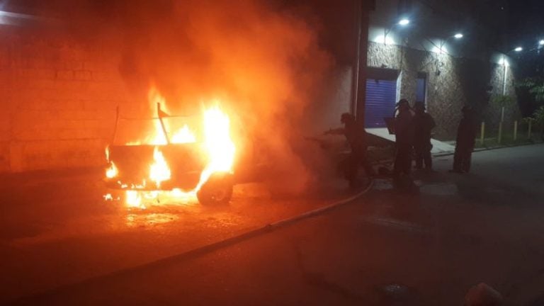 Incendio consume vehículo SPS