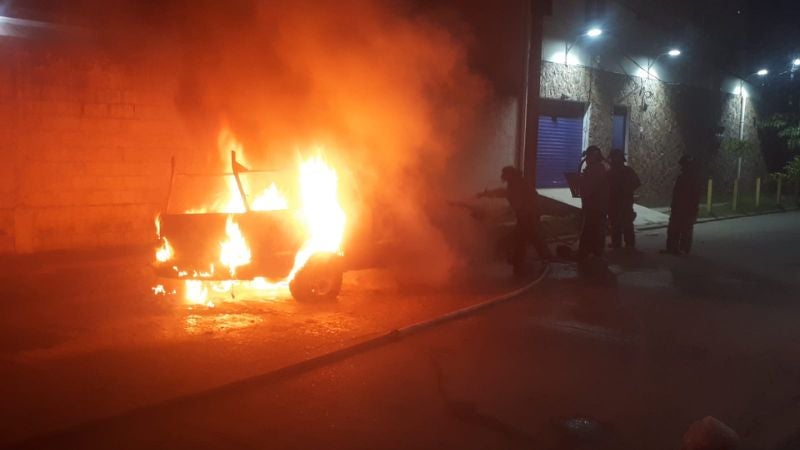 Incendio consume vehículo SPS