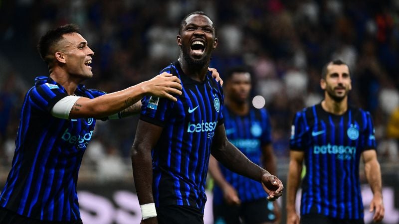 El delantero francés del Inter de Milán, Marcus Thuram, celebra con el argentino Lautaro Martínez.