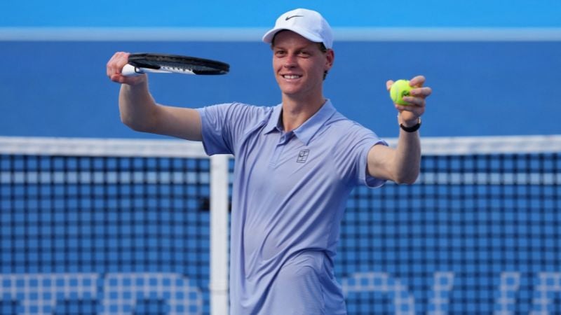 El italiano Jannik Sinner lanza pelotas de tenis autografiadas al público tras vencer al francés Térence Atmane por 7-6 y 6-2.