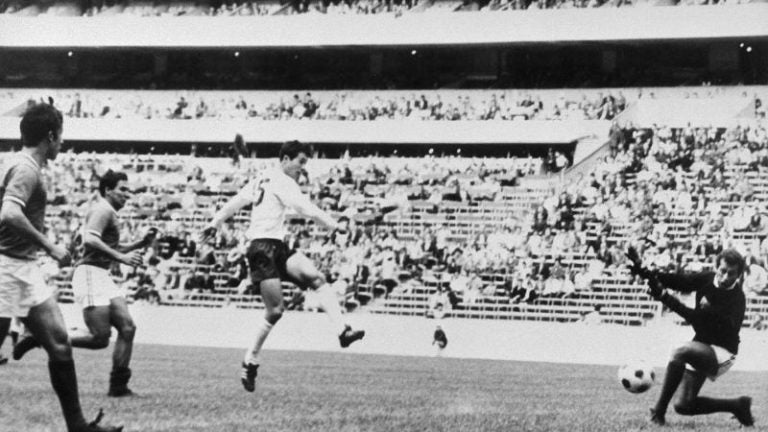 Esta foto, tomada el 24 de octubre de 1968, muestra al japonés Kunishige Kamamoto anotando un gol durante su partido contra México en los Juegos Olímpicos de México 1968.