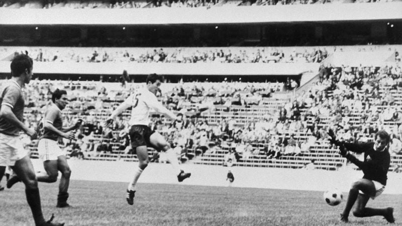Esta foto, tomada el 24 de octubre de 1968, muestra al japonés Kunishige Kamamoto anotando un gol durante su partido contra México en los Juegos Olímpicos de México 1968.