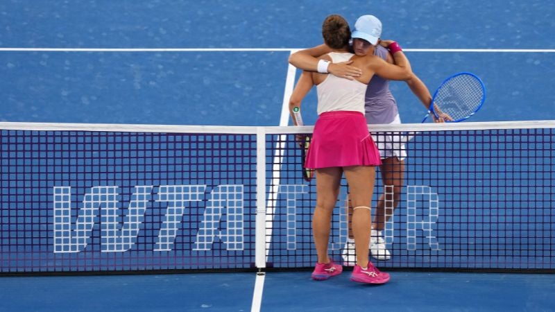Jasmine Paolini, de Italia, e Iga Swiatek, de Polonia, se abrazan en la red después de disputar la final del Abierto de Cincinnati.