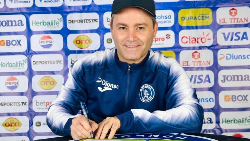 El nuevo técnico de Motagua, Javier López, ya asumió las riendas del club.