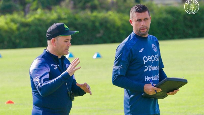 El español Javier López es acompañado por su asistente, Junior Izaguirre.