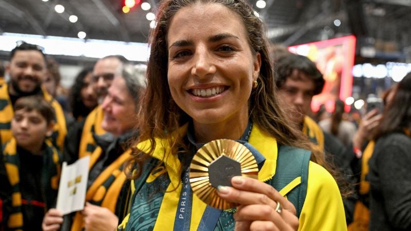 En la foto de archivo, la australiana Jessica Fox, medallista de oro en las pruebas femeninas de canoa eslalon, kayak individual y canoa individual, exhibe su medalla.
