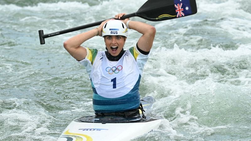 En la foto de archivo, la australiana Jessica Fox celebra su victoria en la final individual femenina de canoa eslalon en el Estadio Náutico de Vaires-sur-Marne durante los Juegos Olímpicos de París 2024.