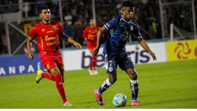 El panameño de Motagua, Jorge Serrano, deja la marca del defensa españolista, Darlin Mencía.