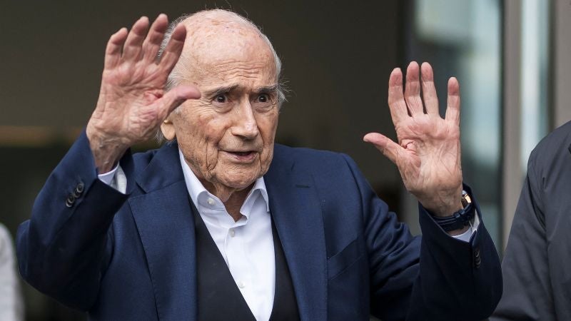 En la foto de archivo, el expresidente de la FIFA, Sepp Blatter, reacciona al salir del juzgado.