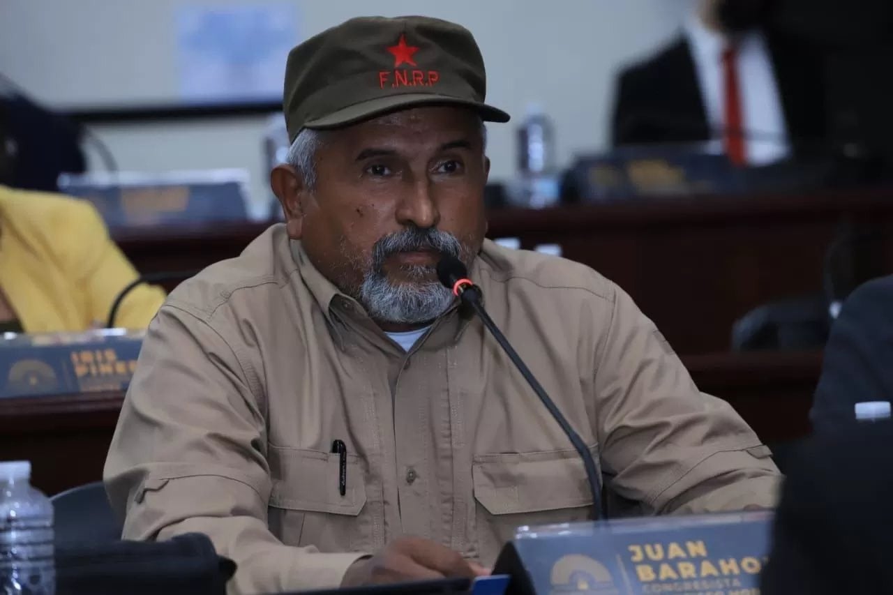 Juan Barahona dormir durante sesión del Congreso