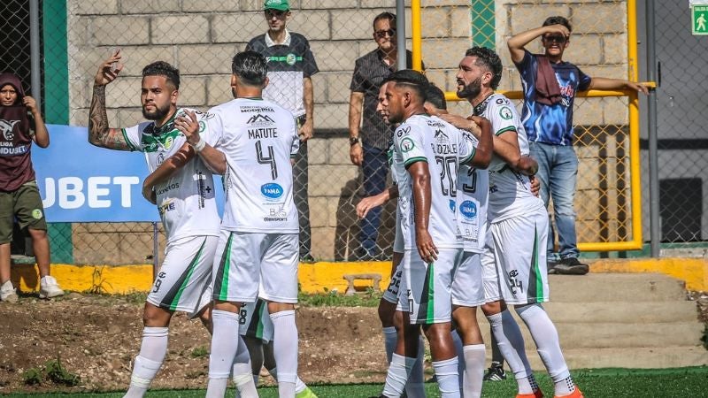 Los jugadores del Juticalpa FC celebran el triunfo obtenido frente al CD Choloma.