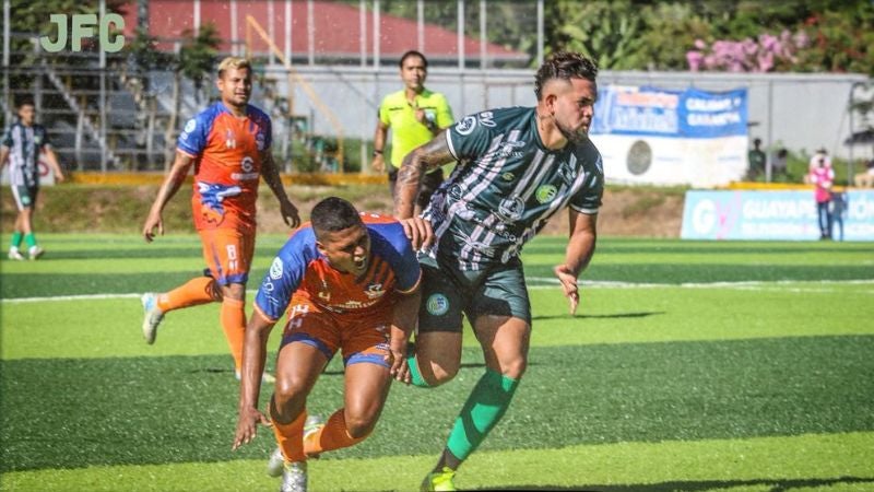 El delantero del Juticalpa FC, Josué Villafranca, le comete falta al defensa de Lobos UPNFM, José Ángel Fiallos.