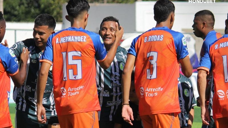 Los equipos Juticalpa FC y Lobos UPNFM se enfrentan en el estadio Óscar Peralta de San Francisco de La Paz, Olancho.