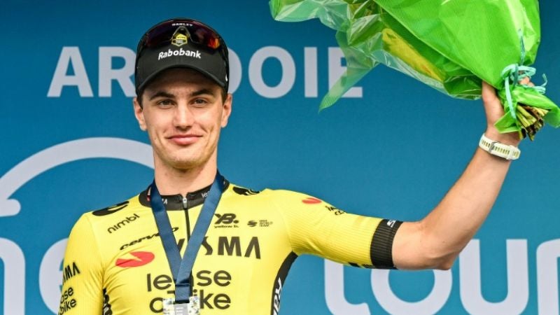 El ciclista neerlandés durante la premiación de la segunda etapa.