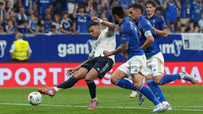 El delantero francés del Real Madrid, Kylian Mbappé, marca el primer gol de su equipo frente al Real Oviedo.