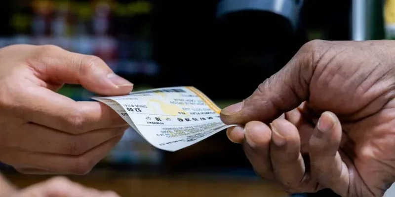 Un cliente de un supermercado gana $101,000 del Fantasy 5