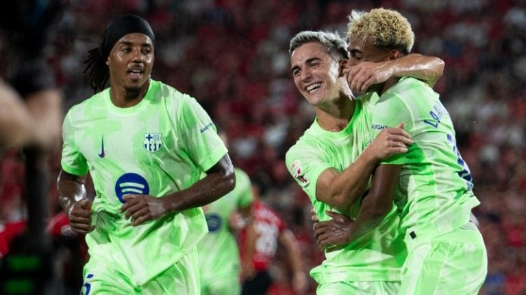 El delantero Lamine Yamal celebra el tercer gol de su equipo con su compañero Pablo Gavi.