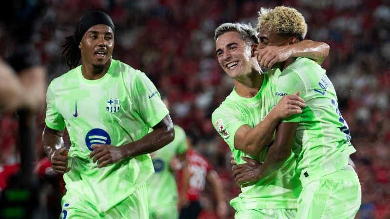 El delantero Lamine Yamal celebra el tercer gol de su equipo con su compañero Pablo Gavi.