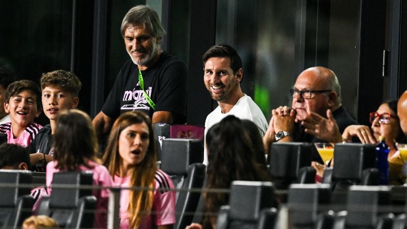 El delantero argentino del Inter Miami, Lionel Messi, observa desde la grada con su familia el partido frente a Tigres UANL.