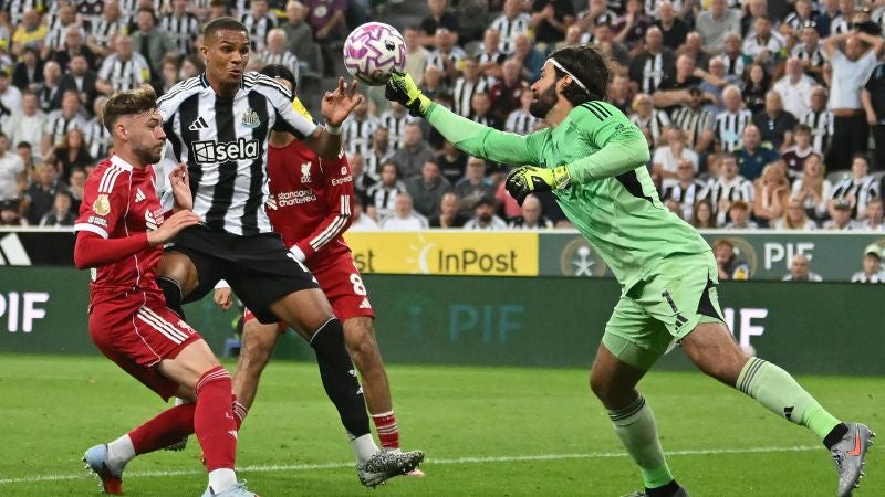 El portero brasileño del Liverpool, Alisson Becker, despeja el balón con los puños durante el partido contra el Newcastle United.