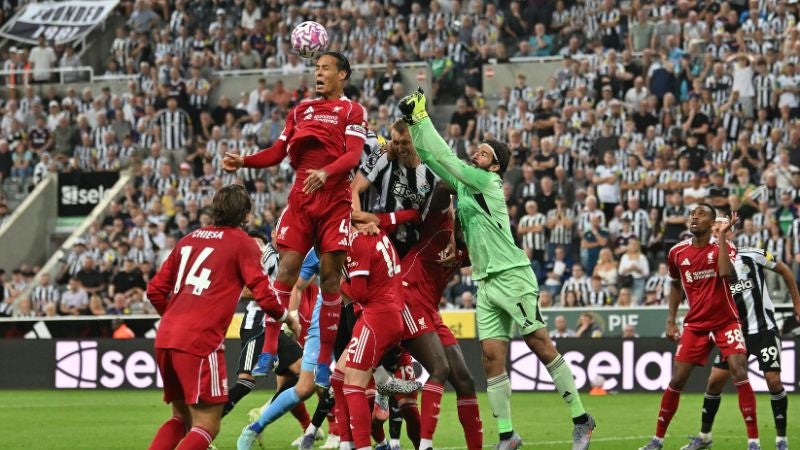 El defensa holandés del Liverpool, Virgil van Dijk, despeja el balón de cabeza durante el partido contra el Newcastle United.