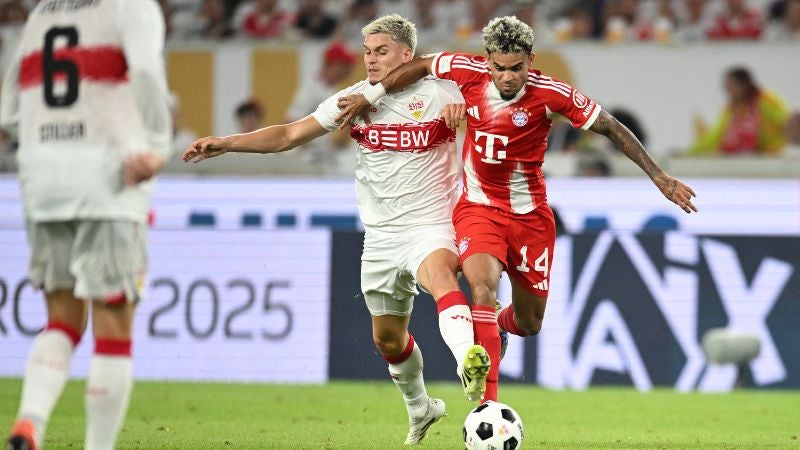 El defensa holandés del Stuttgart, Ramón Hendriks, y el delantero colombiano del Bayern Múnich, Luis Díaz, disputan el balón.