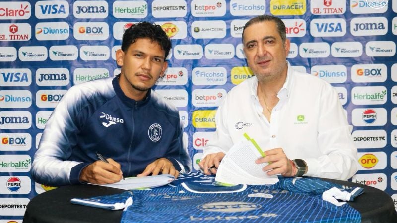 Luis Vega firmó su renovación en presencia del presidente vitalicio de Motagua, Pedro Atala.