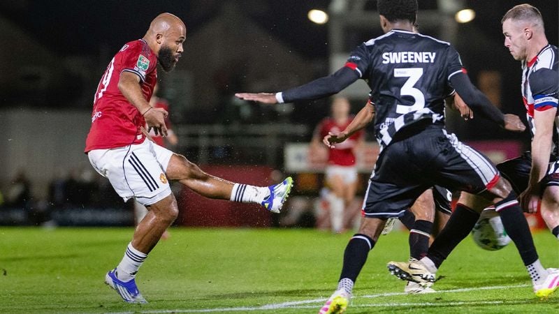 El camerunés Bryan Mbeumo anota el primer gol del Manchester United frente al Grimsby Town.