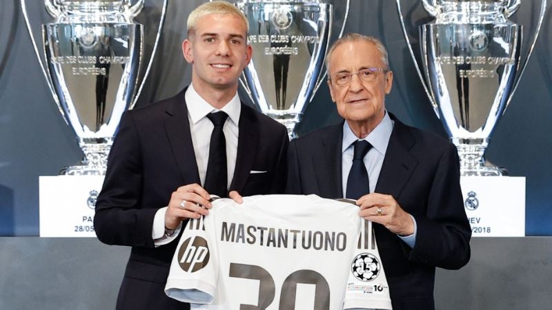 El presidente del Real Madrid, Florentino Pérez, presenta al atacante Franco Mastantuono.