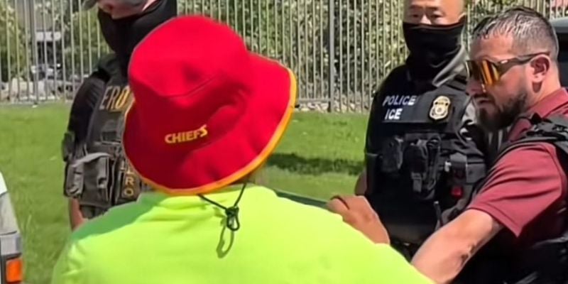 Migrante construyó una piscina olímpica en 10 días en Texas y lo entregaron a migración para no pagarle